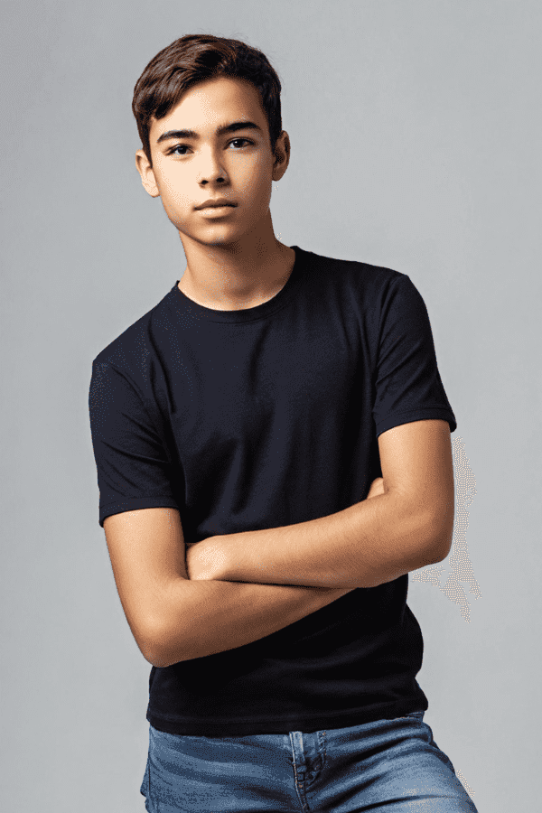 ילד לובש חולצת טריקו שרוול קצר 100% כותנה