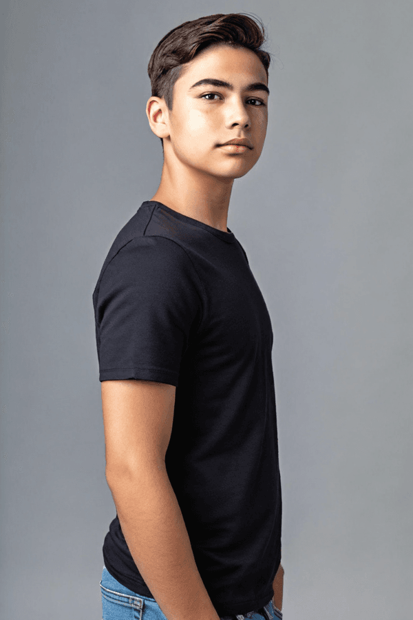 ילד לובש חולצת טריקו שרוול קצר 100% כותנה